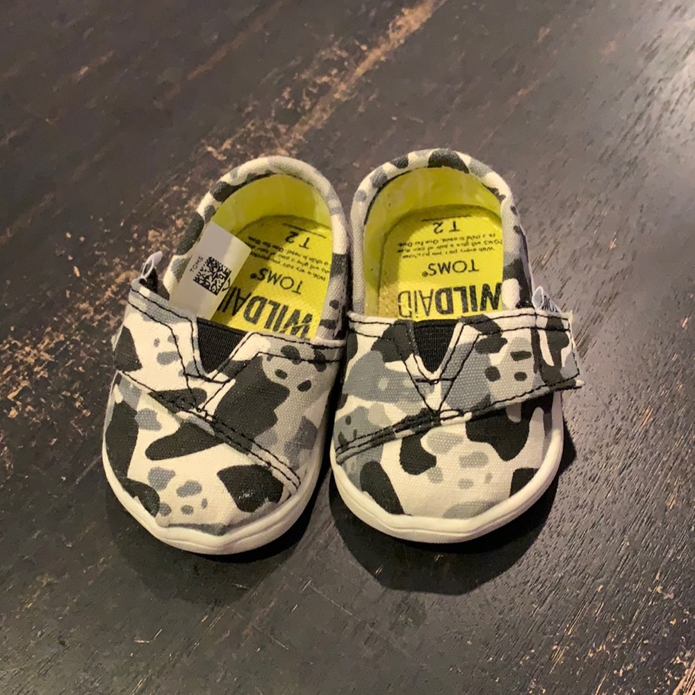 TOMS infant canvas shoes- Camo
